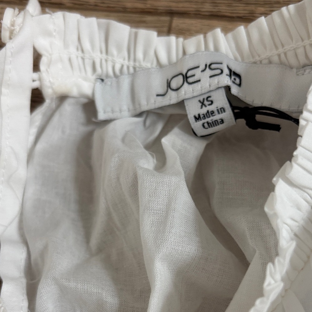 Joe Jeans White Ruffled Women's Top very stretchy fits more like a medium - Picture 2 of 5